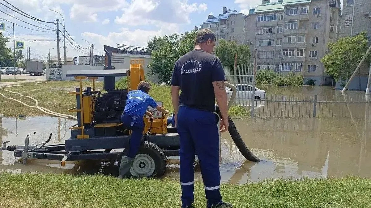Краснодар откачивают после ливня: где вода еще стоит и куда звонить, если топит ваш двор