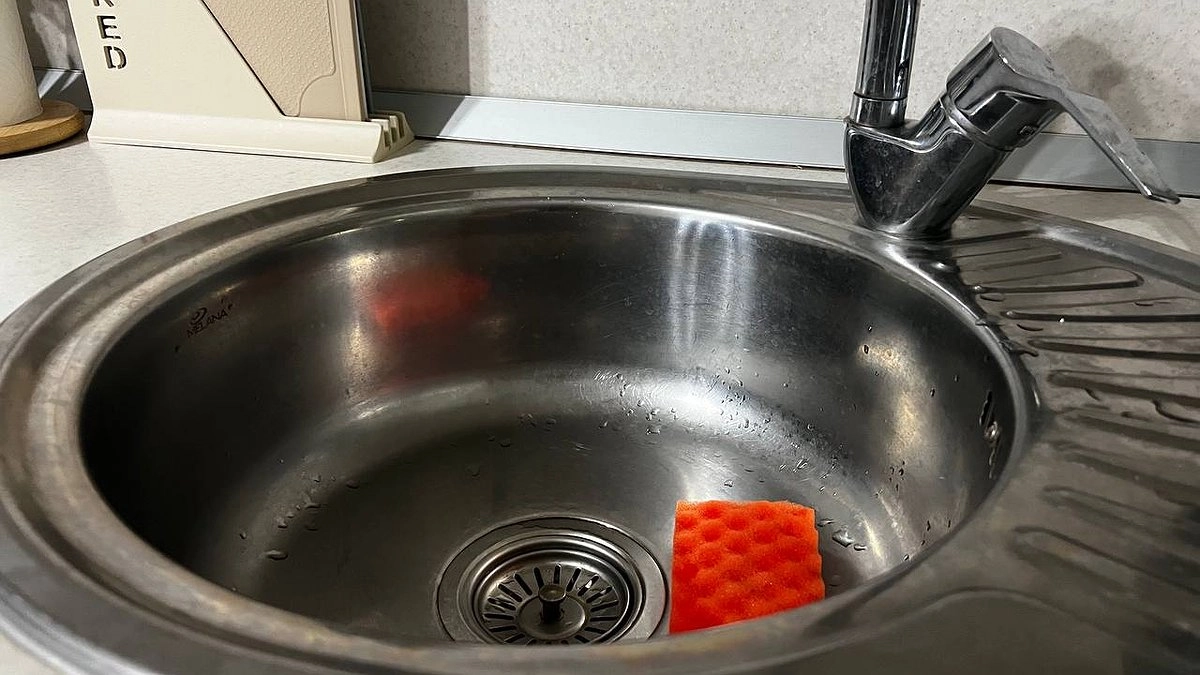 Всего-навсего смешиваю средство для мытья посуды и уксус: отмывает даже самые сложные загрязнения