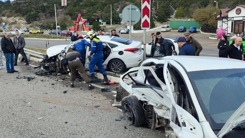 Главная картинка новости: Серьезное ДТП под Новороссийском: четыре человека пострадали