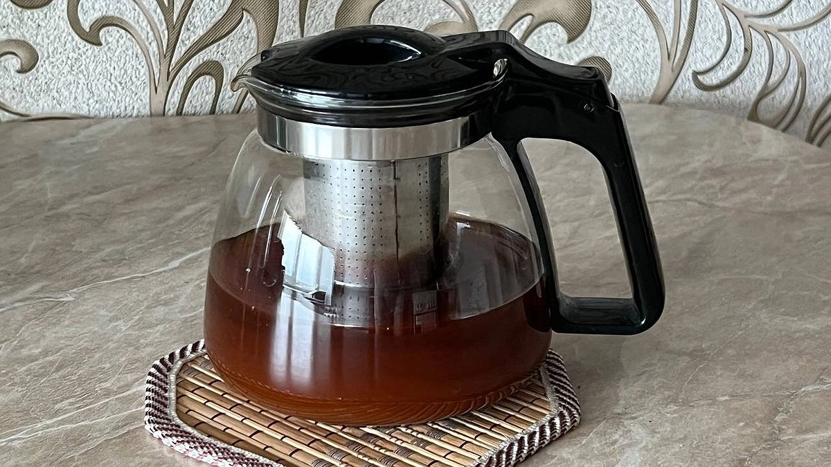 Главная картинка новости: Не чай, а яд: через сколько часов заварка превращается в опасный напиток