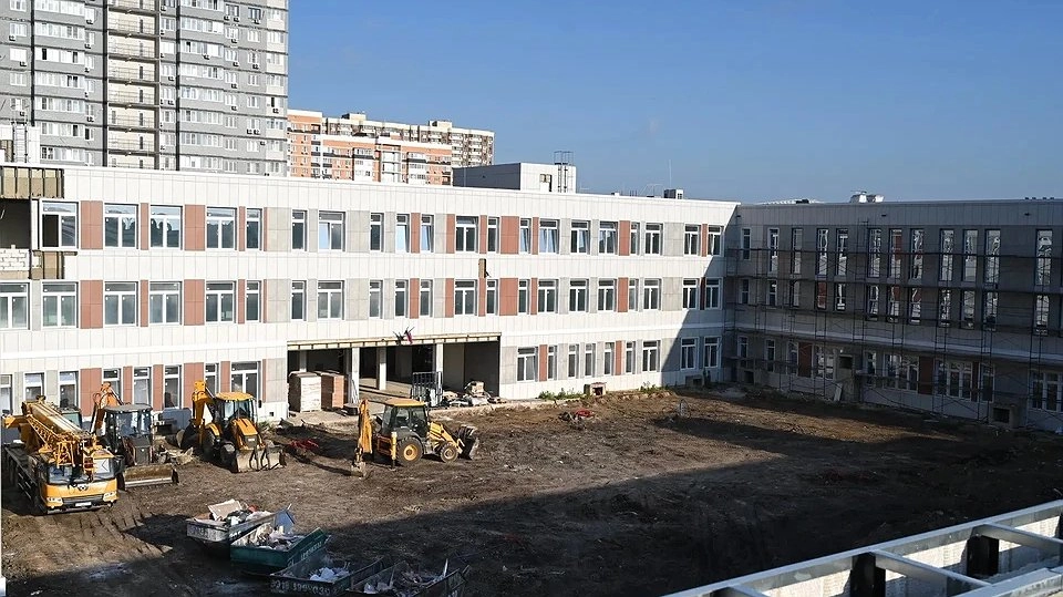В Краснодаре новую школу на 1550 мест готовят к открытию в круглосуточном режиме