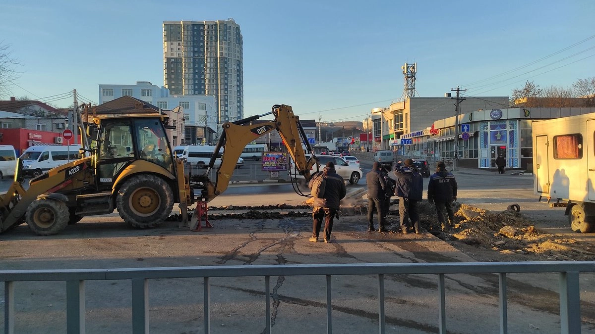 Пробкам быть: у автовокзала Новороссийска разрыли дорогу