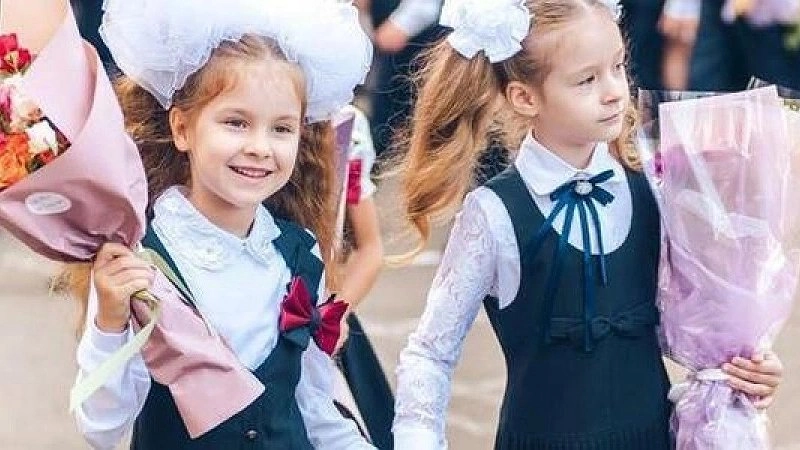 Главная картинка новости: 45 тысяч учеников 2 сентября сели за парты в Новороссийска