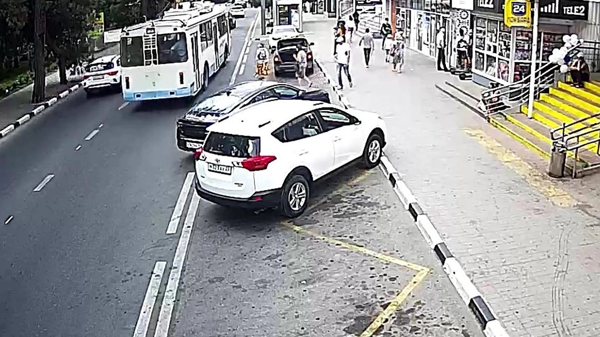 В центре Новороссийска появилась новая камера: автолюбителей будут штрафовать за парковку на остановке «Смена»