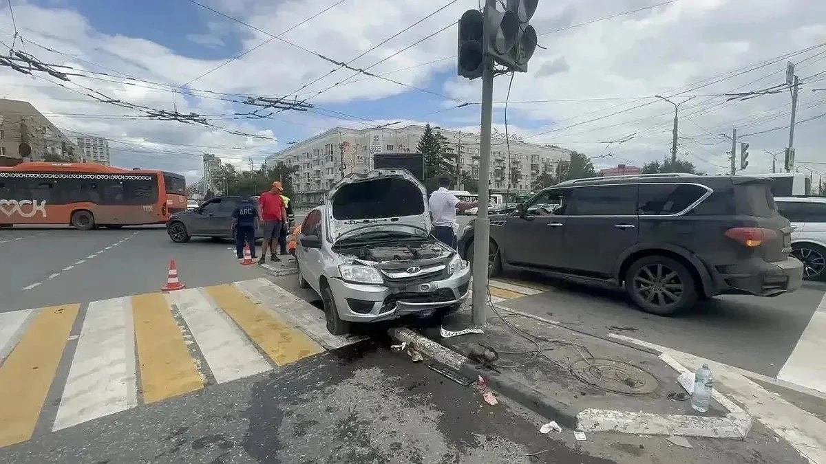 «Лада» влетела в толпу в Омске: семь пешеходов и водитель в больнице