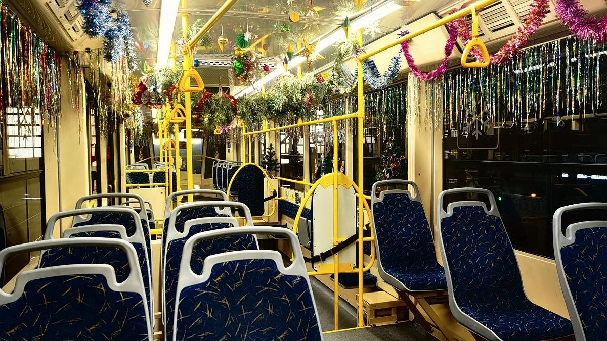 Первый праздничный троллейбус начал курсировать по улицам Новороссийска