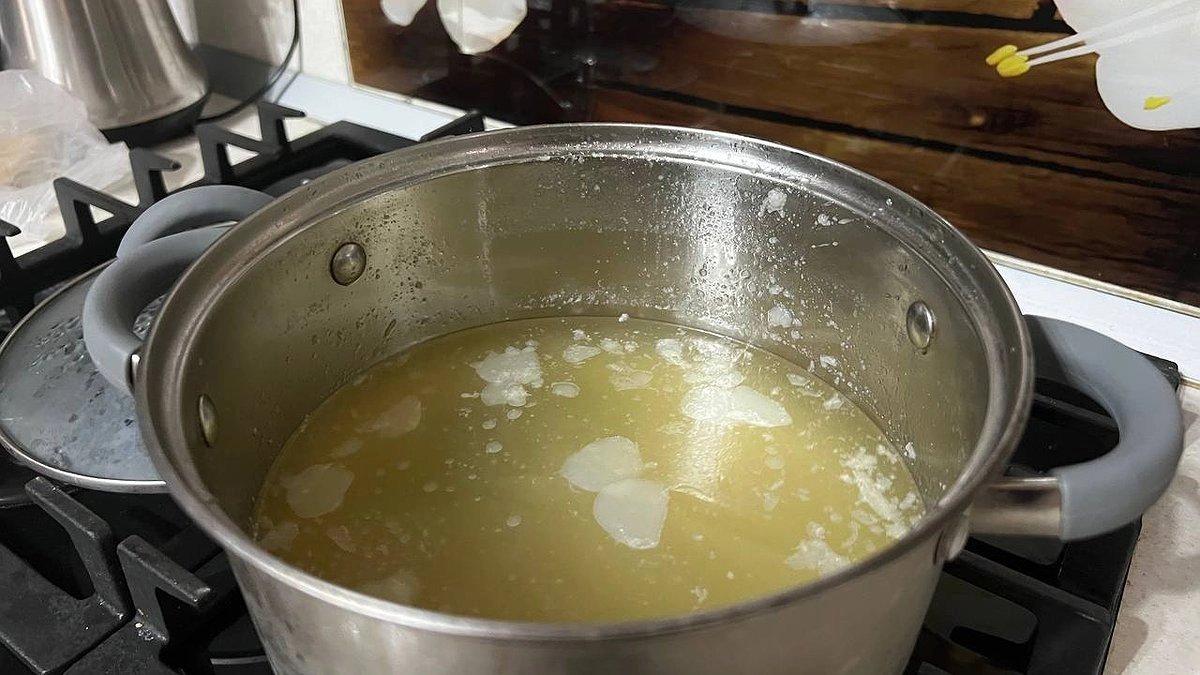 Куриный бульон будет прозрачнее слезы: вот что добавьте при варке мяса — ароматный и вкусный суп обеспечен