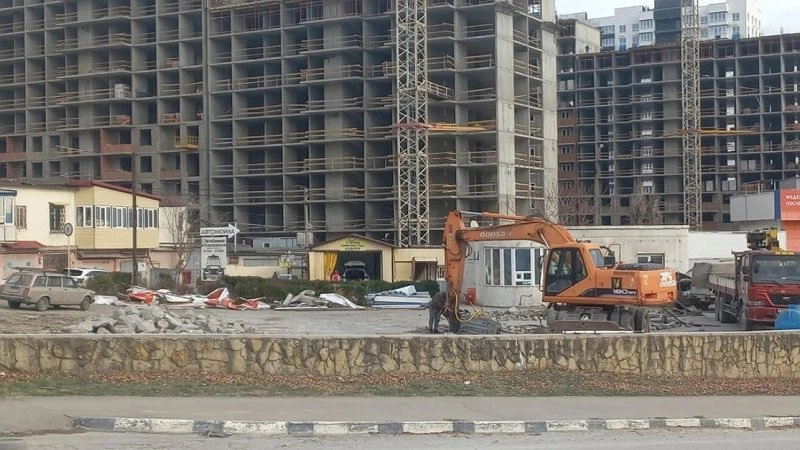 Главная картинка новости: Жители Новороссийска обеспокоены сносом АЗС на улице Куникова: что будет на ее месте?