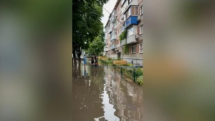 «По колено в нечистотах»: двор в Краснодаре превратился в зловонное озеро после ливней