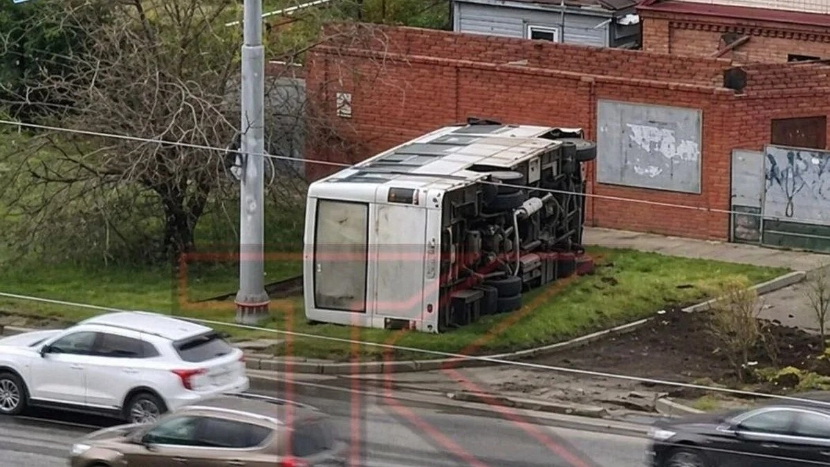 В Краснодаре маршрутное такси завалилось на бок после наезда на бордюр: пострадали пассажиры