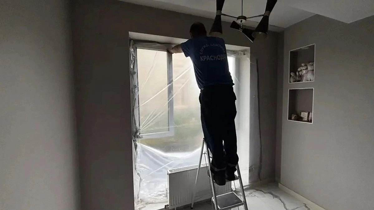 Спасатели вывозят мусор и закрывают окна плёнкой: что происходит в доме после атаки БПЛА в Краснодаре 11 июня
