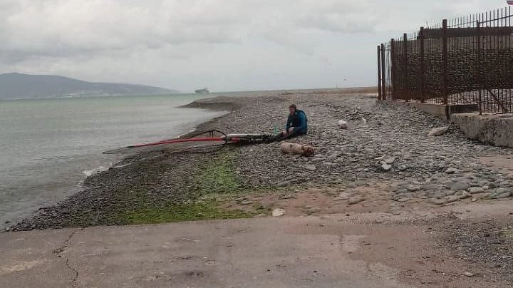 В Новороссийске серфингиста унесло в море. Видео