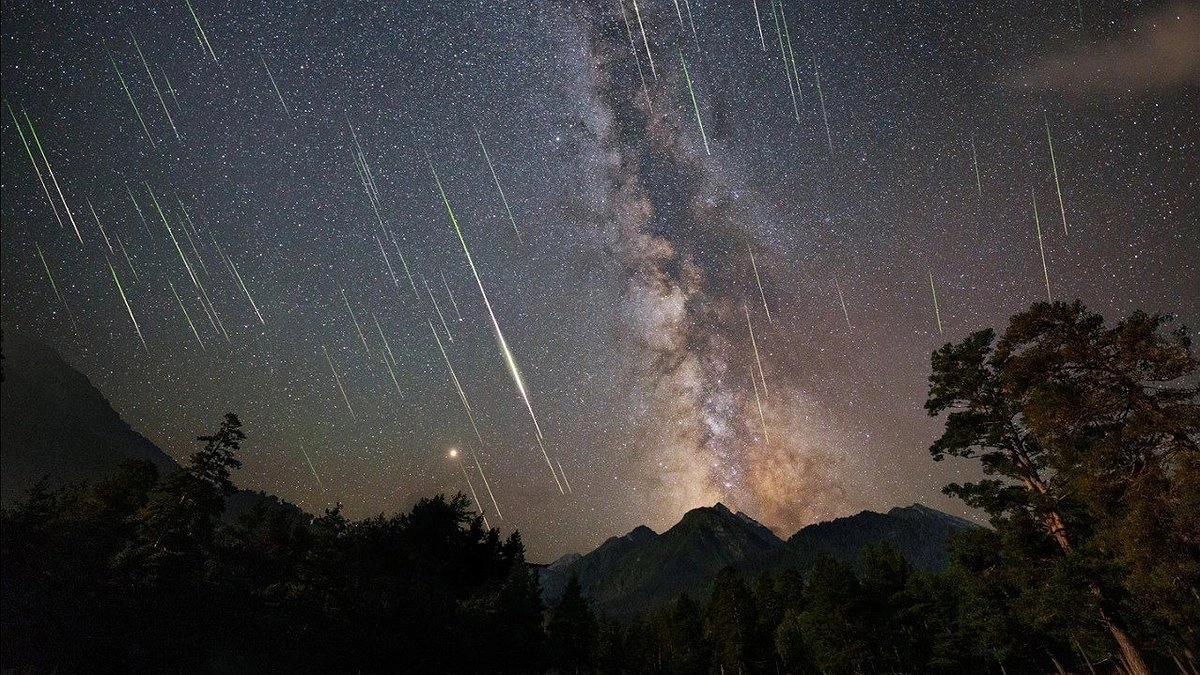 Главная картинка новости: В августе новороссийцы увидят звездопад Персеиды