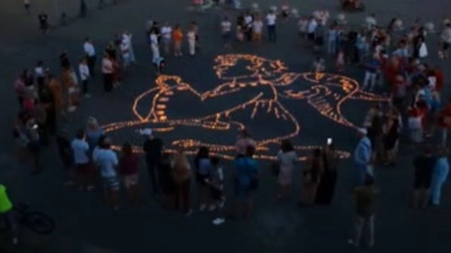 Главная картинка новости: В Новороссийске сотни свечей зажглись в память о детях - жертв войны в Донбассе