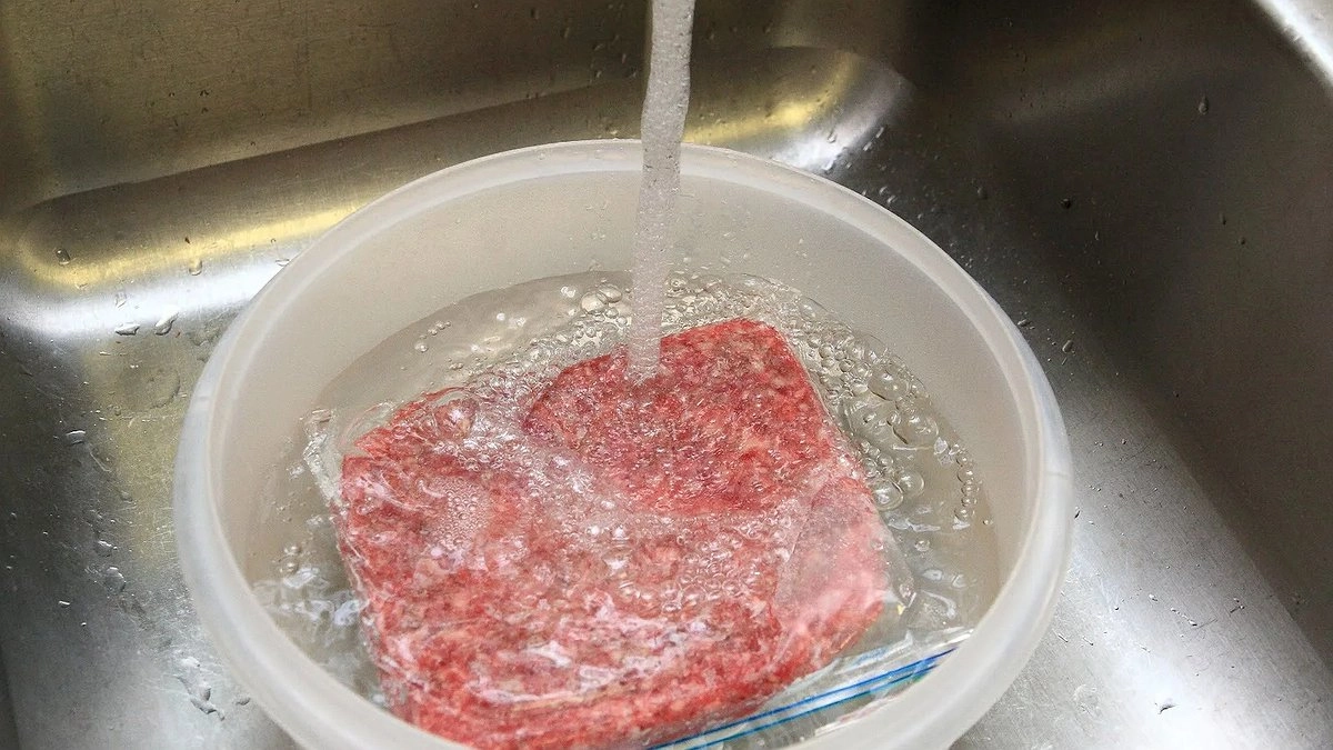 Стало известно, почему нельзя размораживать мясо в горячей воде. Есть опасные последствия