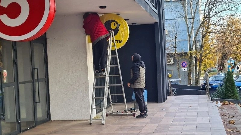 Горожане недоумевают: почему не работает новая парковка?