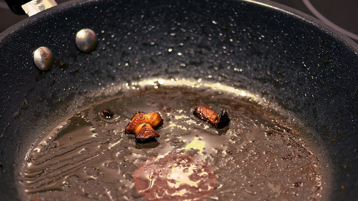 Два пакетика заливаю кипятком — и сковородка как с магазина: от векового жира и нагара не остается и следа