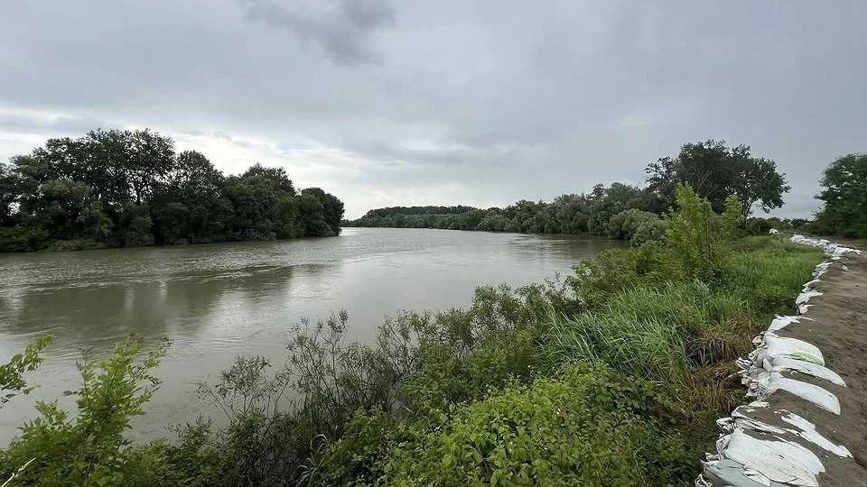 Вода зашла в дома — прорыв дамбы на Кубани топит хутор Западный и СНТ «Йодник»