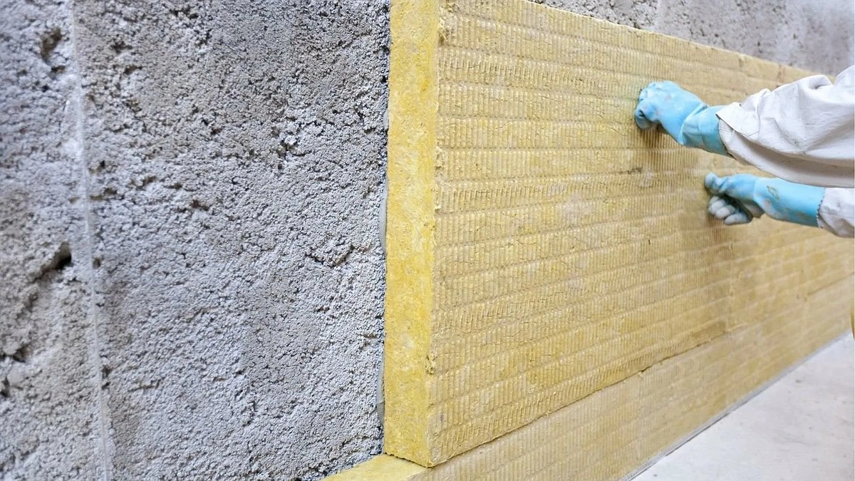 Утеплить квартиру без ремонта — реально: строитель показал хитрость с плёнкой на окнах