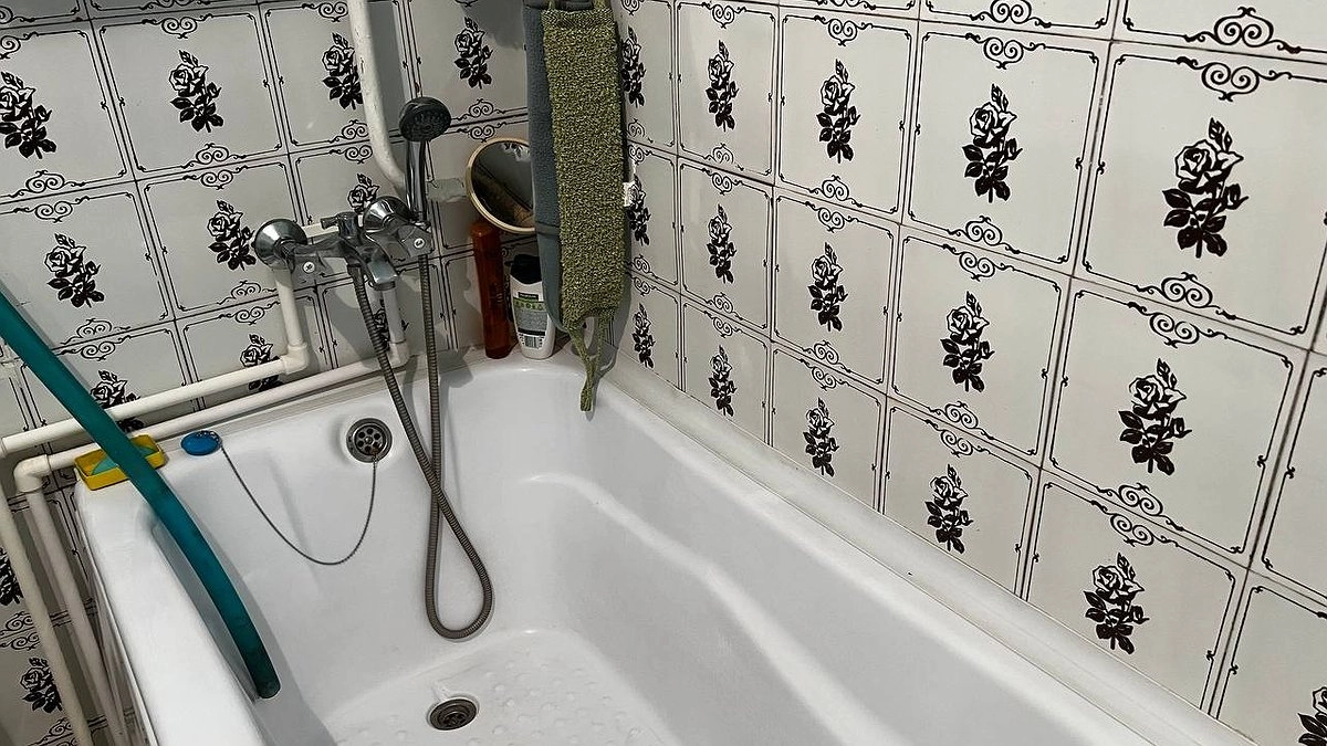 Всего три ложки - и ванна сияет как новая: без ржавчины и потеков