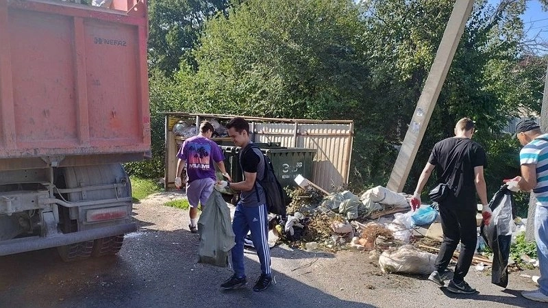 Главная картинка новости: Администрация направила технику на уборку контейнерных площадок