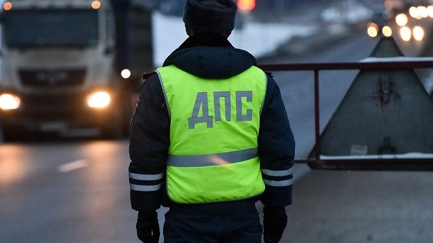 Главная картинка новости: С 16 февраля начнут лишать прав: ГИБДД будет останавливать по вечерам на выезде из города