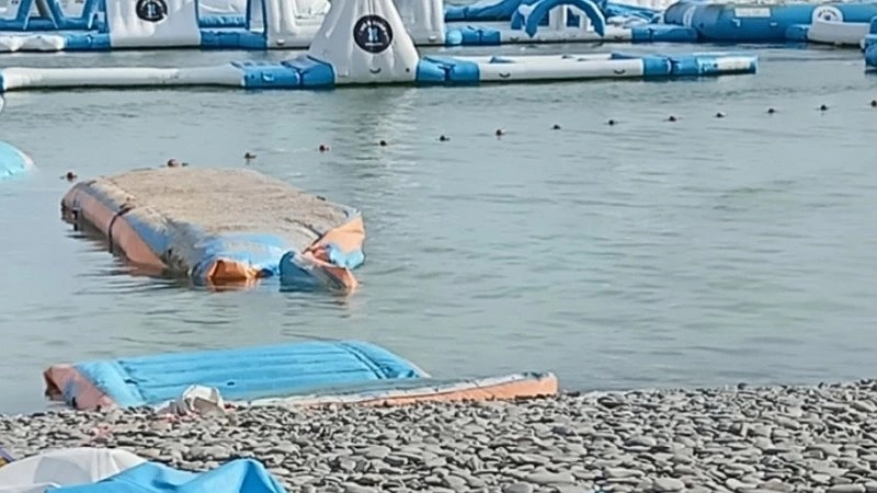 Главная картинка новости: Жители Новороссийска требуют убрать надувной аквапарк с пляжа Алексино