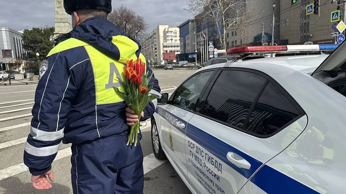Главная картинка новости: Цветы вместо штрафов: в Краснодаре сотрудники ДПС поздравили автоледи с 8 Марта