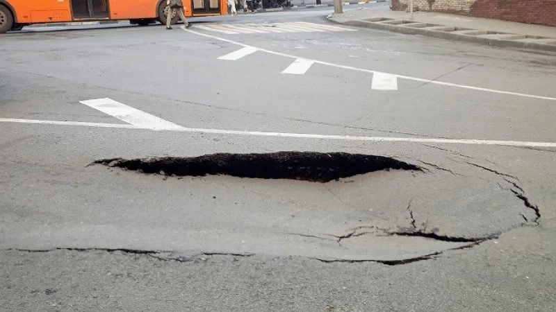 Главная картинка новости: В Новороссийске «плывет» и проваливается асфальт