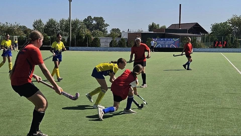 Главная картинка новости: Юные хоккеистки из Новороссийска завоевали серебро на краевом первенстве по хоккею на траве