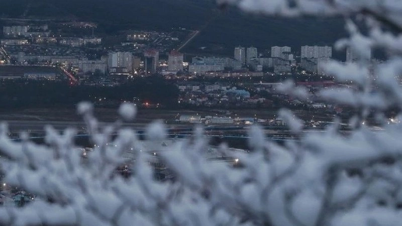 Первый снег 2025 года в Новороссийске: зимняя сказка и волшебные пейзажи