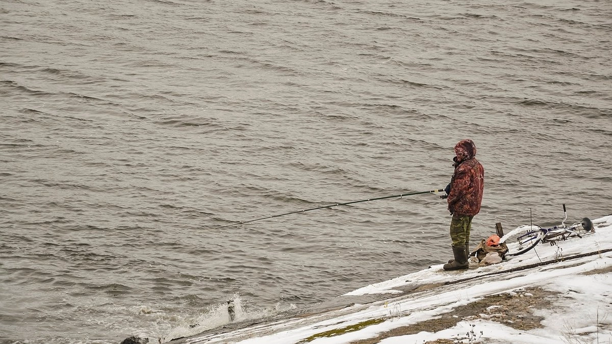 Сядь и лови спокойно: вот сколько удочек можно брать с собой на зимнюю рыбалку