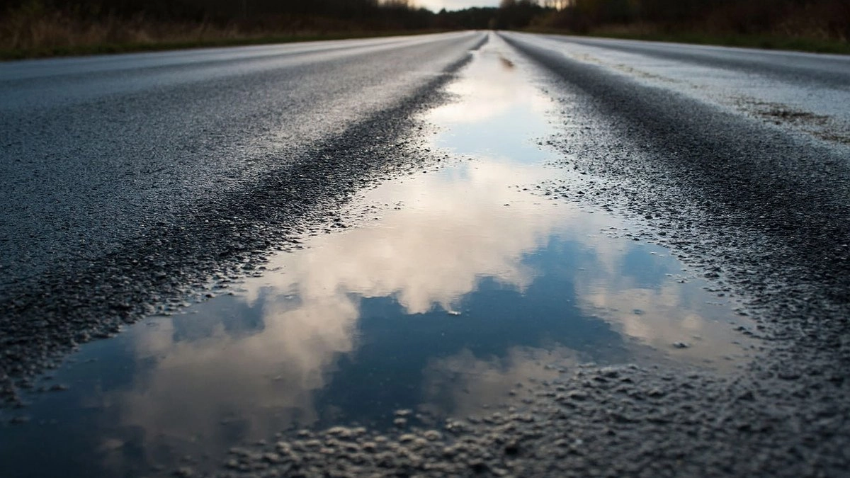 Главная картинка новости: Как заставить коммунальщиков оплатить химчистку, если вас окатили из лужи: инструкция