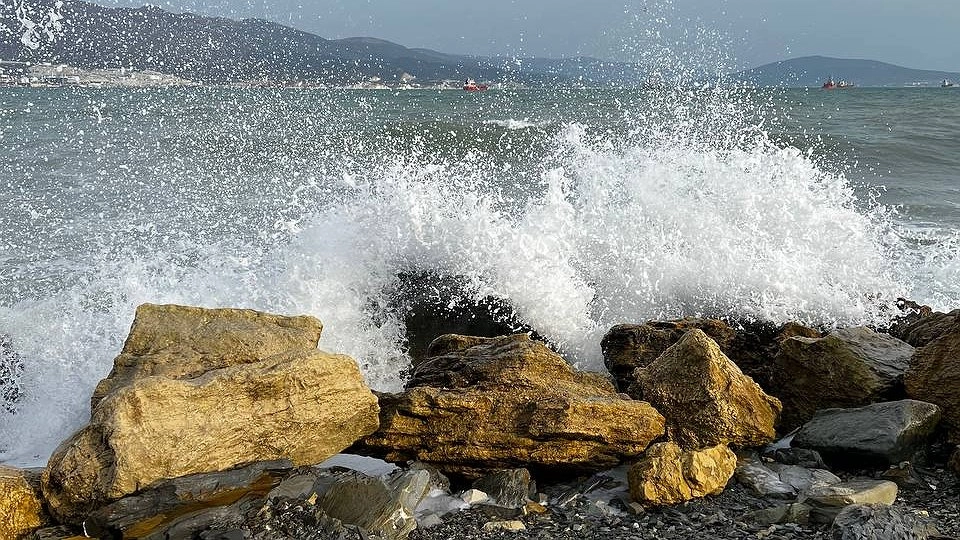 В Новороссийске ожидаются штормовые ветра и ливни: объявлено штормовое предупреждение