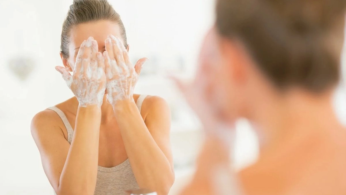 Главная картинка новости: Нашла замену дорогой сыворотке для лица: аптечный флакончик за 70 рублей творит чудеса с кожей