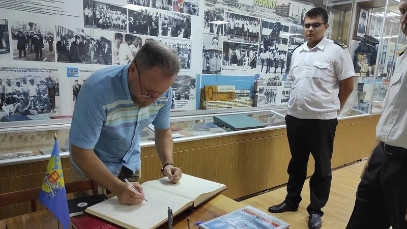 Главная картинка новости: ГМУ имени адмирала Ф.Ф.Ушакова получил в дар альбом с чертежами и фотомакетами НВИМУ