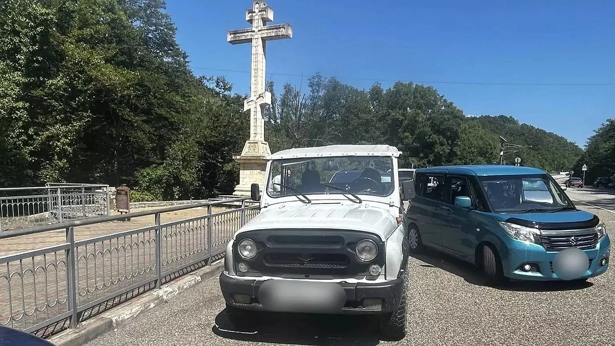 В Архипо-Осиповке пресекли нелегальные джип-туры по горам: два УАЗа отправили на штрафстоянку