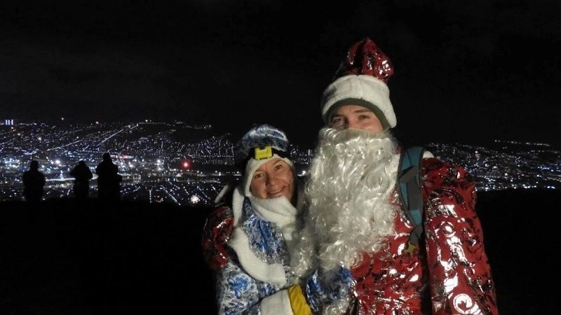 Необычное празднование на вершине горы Семигорка: туристы наслаждаются природой и общением