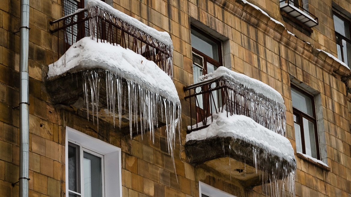 Главная картинка новости: «Наши дворы — поле боя»: в Новороссийске сосулька упала на 8-летнего ребёнка, прокуратура начала проверку.
