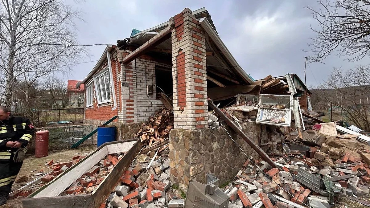 Хлопок газа разрушил часть дома в Северском районе, под завалами ищут человека