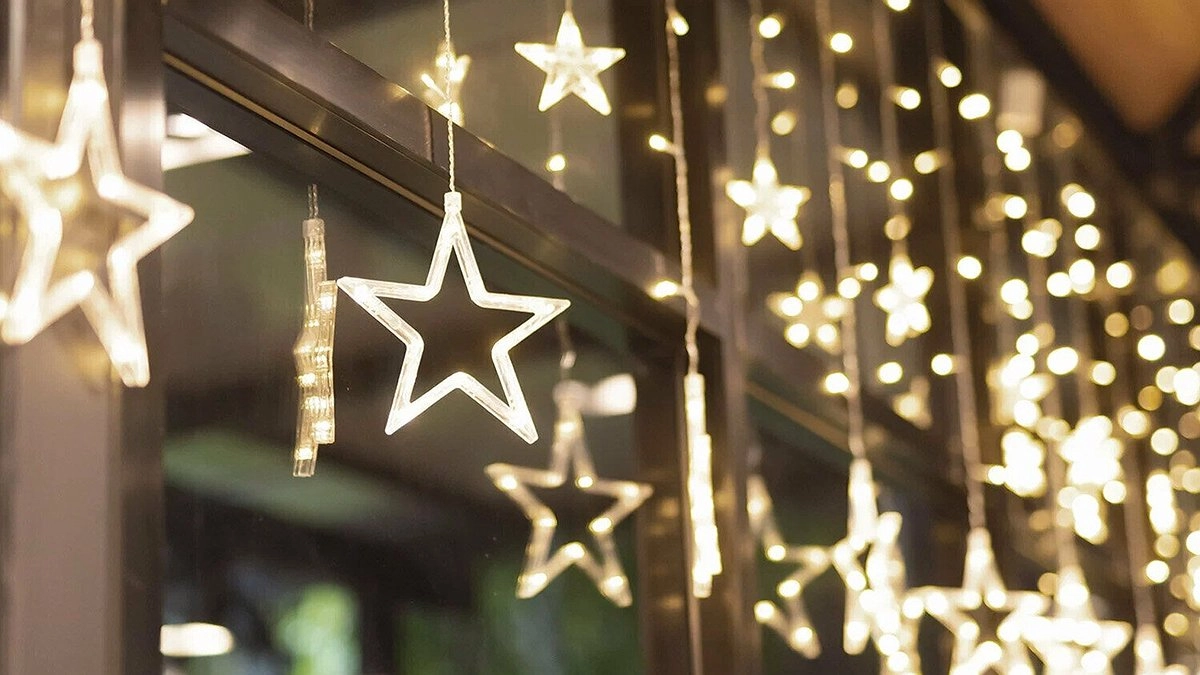 Главная картинка новости: Новороссийцам объяснили, как не нарваться на штраф из-за новогодней гирлянды