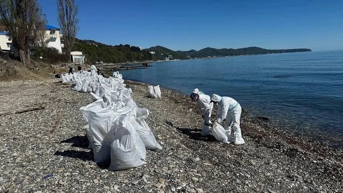 В Туапсе собрали более 3000 кубометров загрязненного грунта после разлива нефти