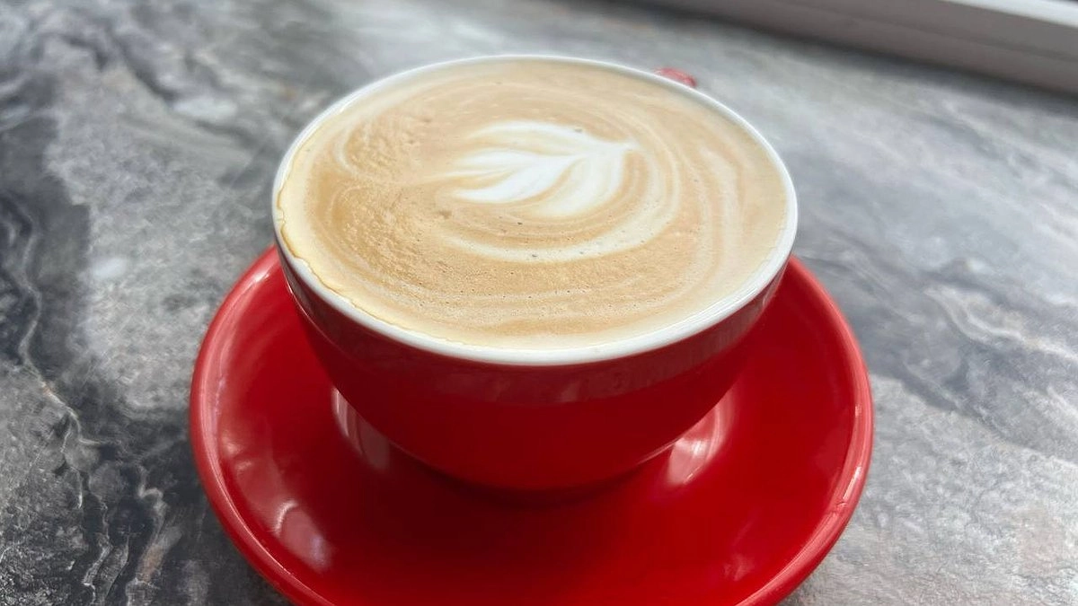 Главная картинка новости: Правда ли, что кофе с молоком вреднее, чем черный кофе - намотайте себе на ус