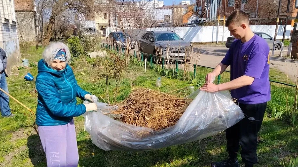 В Краснодаре продолжаются весенние субботники: где уже навели порядок и как присоединиться к уборке города