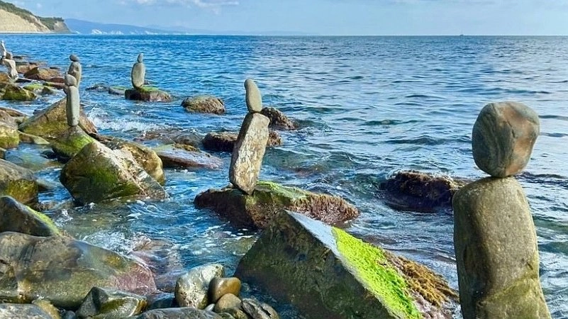 На пляже под Новороссийском появились мегалитические сооружения