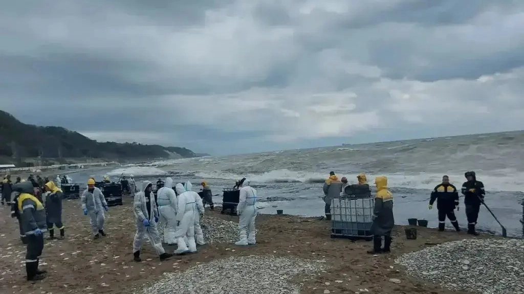 В Туапсе собрали почти 1000 кубометров нефтесодержащих отходов после атаки БПЛА на терминал