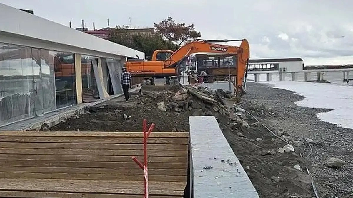 В Сочи начали восстанавливать разрушенную штормами набережную в Адлере, работы завершат к концу мая