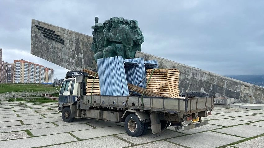 Главная картинка новости: В Новороссийске проводят срочные противоаварийные работы на мемориале «Малая земля»
