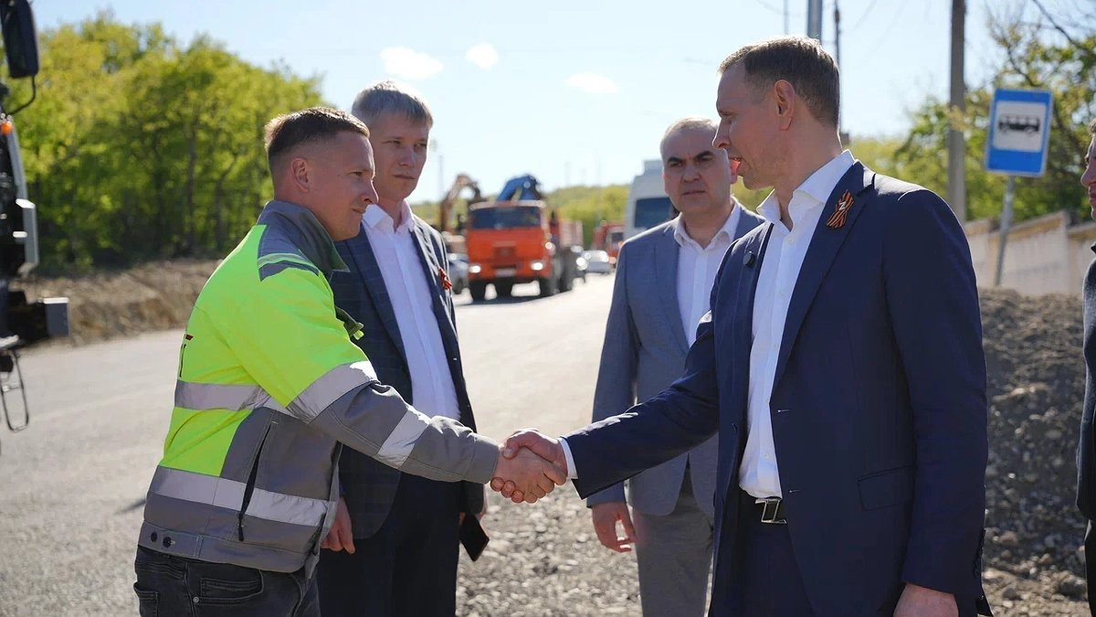 Мэр Новороссийска пообещал расторгнуть контракт с подрядчиком, срывающим газификацию, и проверил убежище в детсаду