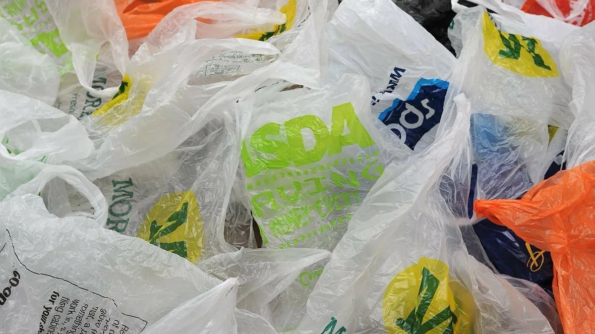 Пакеты из магазина больше не мнутся: как смастерить удобный органайзер из обувной коробки за 5 минут